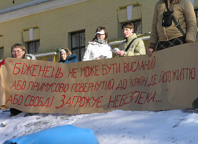 Настя Глазунья с плакатом